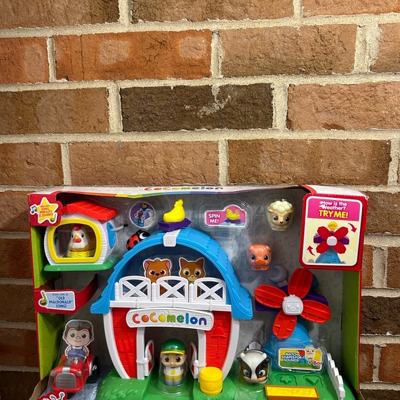 CoComelon Petting Farm Playset with JJ & Farm Friends 5 Figures Phrases Music - Picture 2 of 2